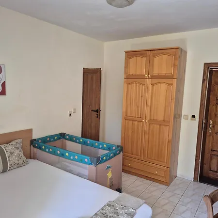 Maxim - Free Parking Къща за гости 3*